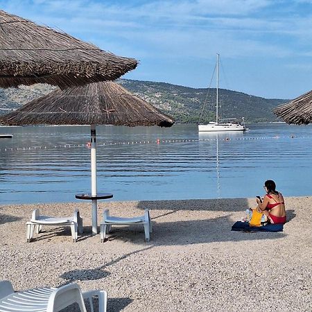 Apartmani I & J Seric Seget Vranjica Esterno foto