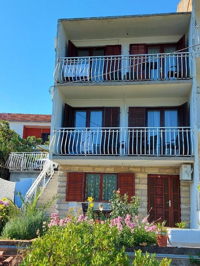 Apartmani I & J Seric Seget Vranjica Esterno foto