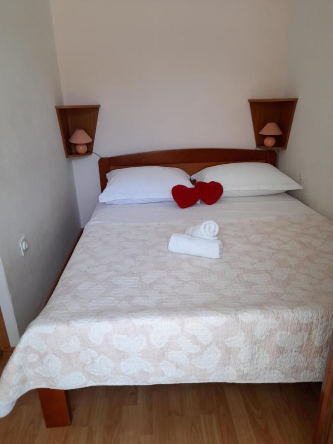 Apartmani I & J Seric Seget Vranjica Esterno foto