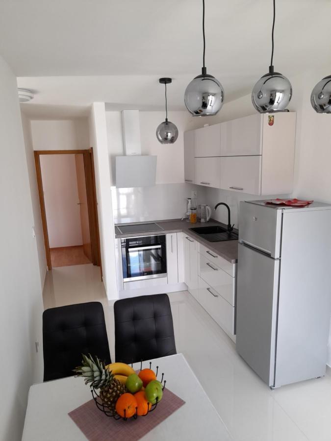 Apartmani I & J Seric Seget Vranjica Esterno foto