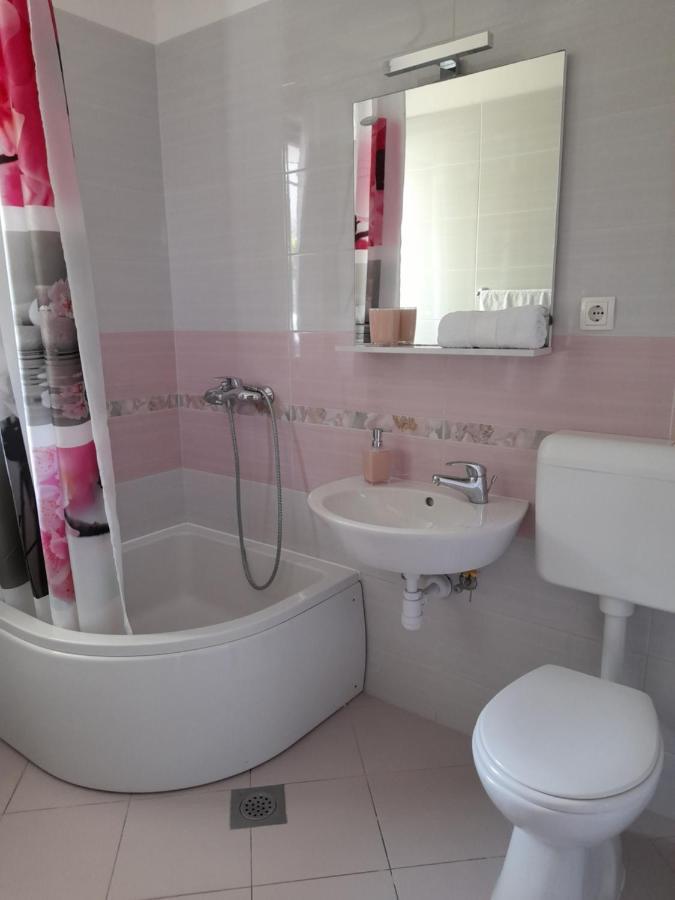 Apartmani I & J Seric Seget Vranjica Esterno foto