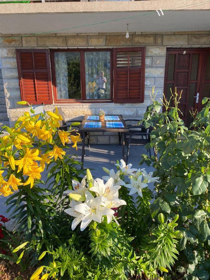 Apartmani I & J Seric Seget Vranjica Esterno foto