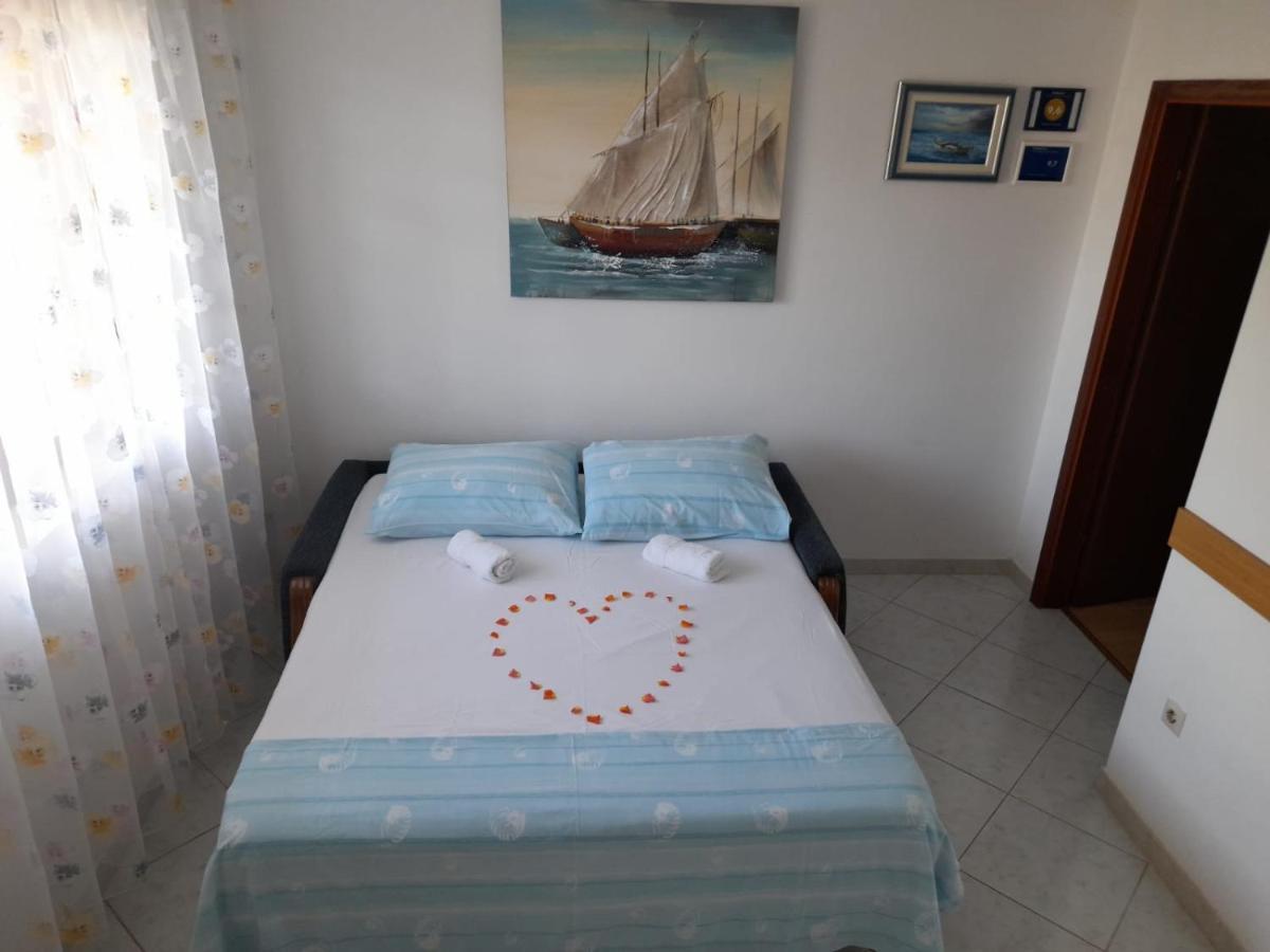 Apartmani I & J Seric Seget Vranjica Esterno foto