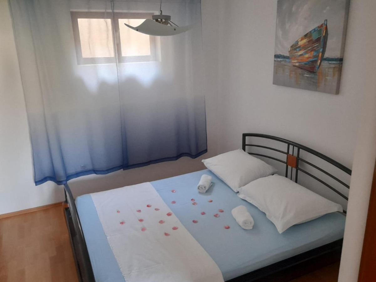 Apartmani I & J Seric Seget Vranjica Esterno foto