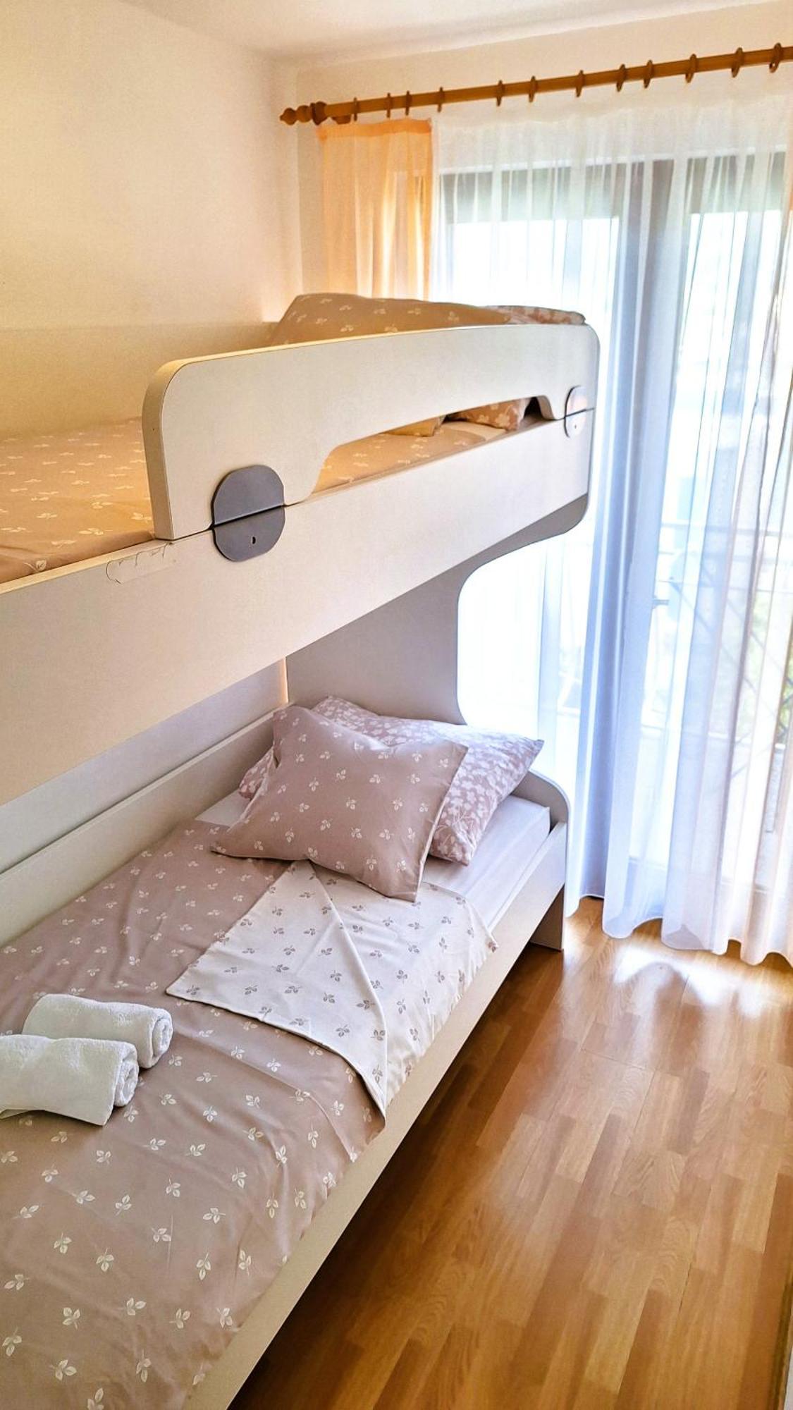 Apartmani I & J Seric Seget Vranjica Esterno foto