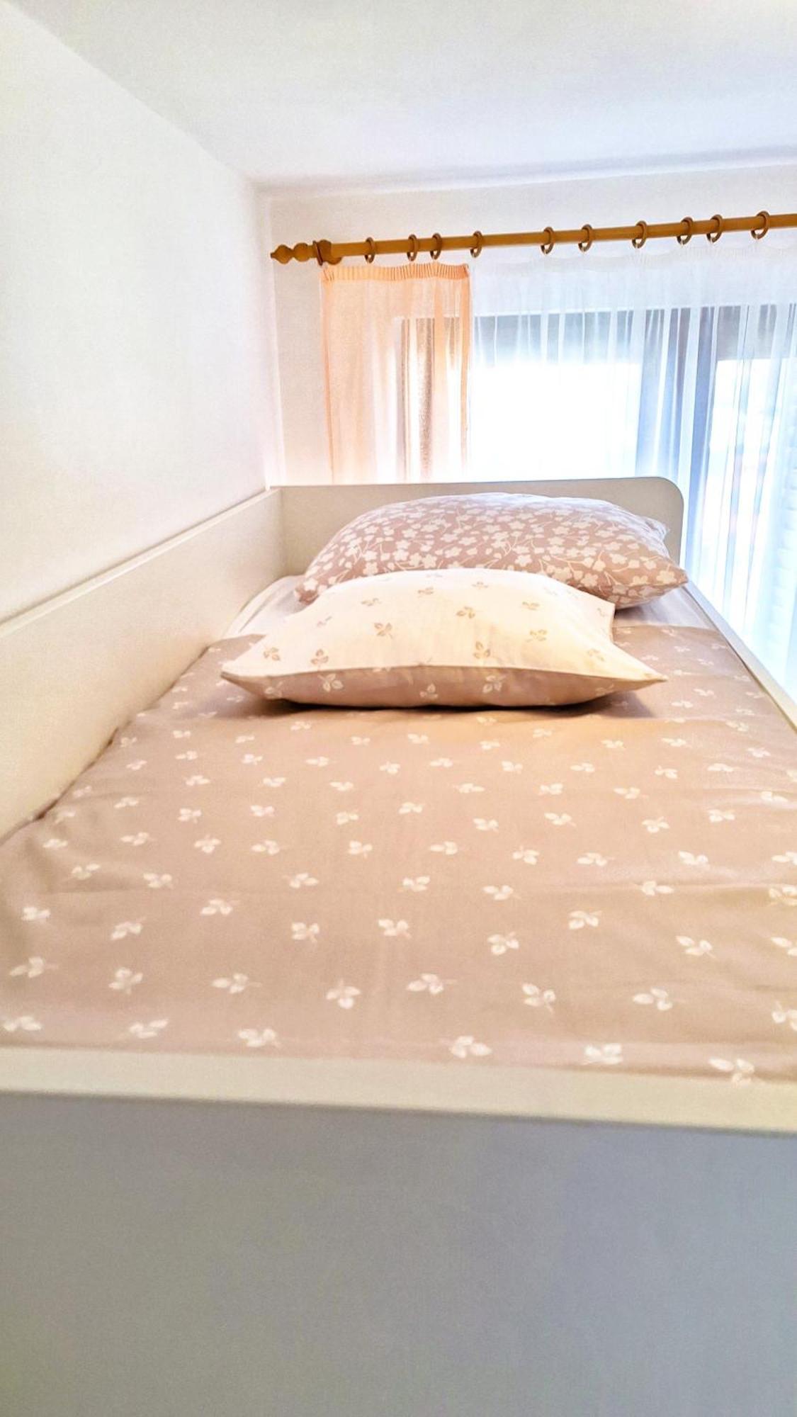 Apartmani I & J Seric Seget Vranjica Esterno foto