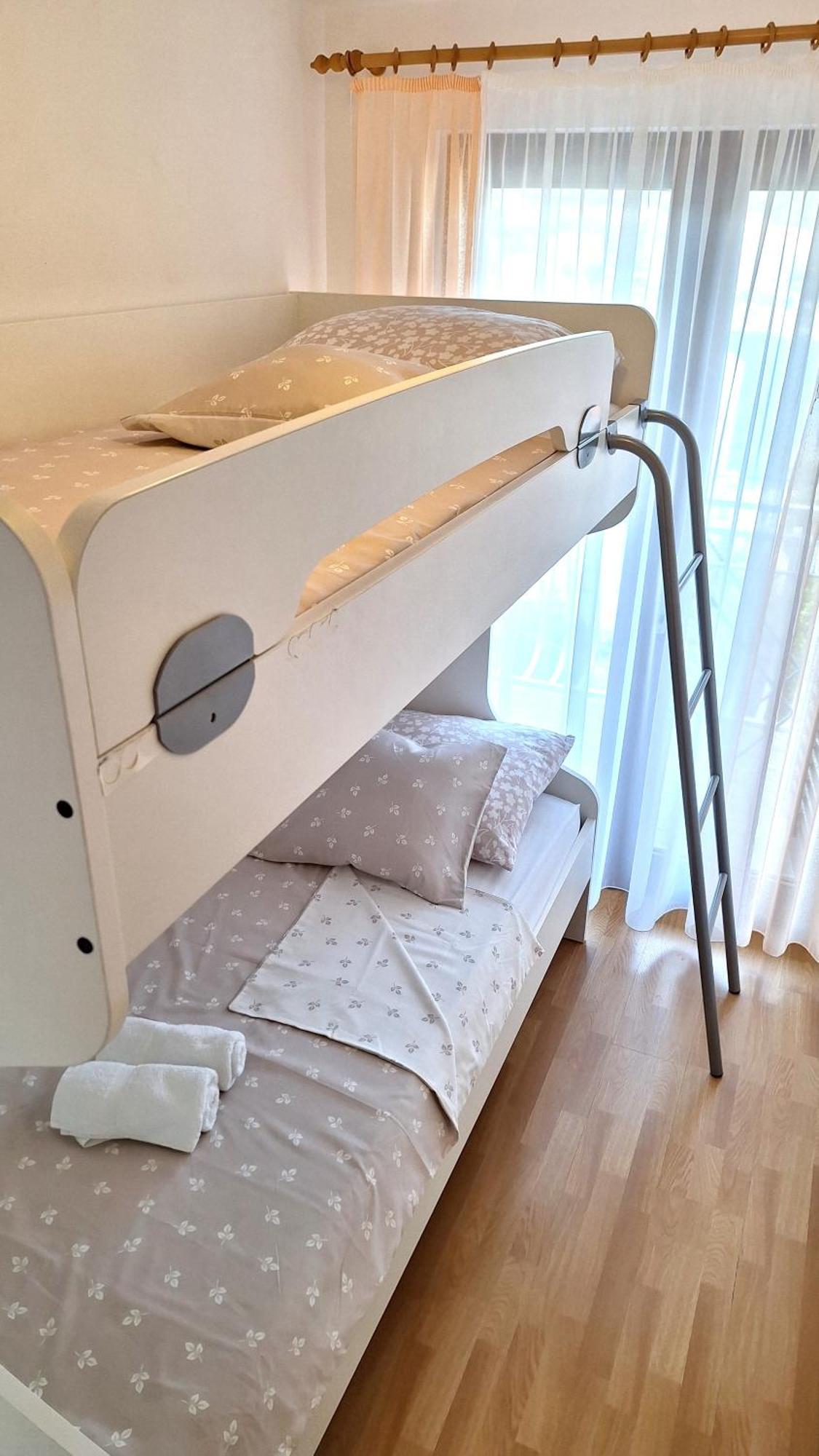 Apartmani I & J Seric Seget Vranjica Esterno foto