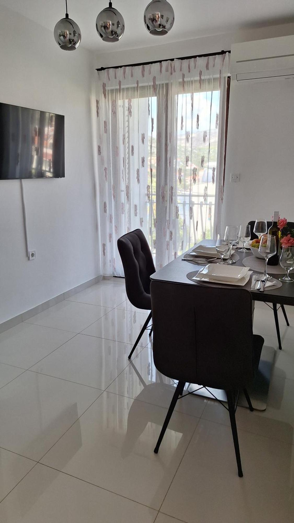 Apartmani I & J Seric Seget Vranjica Esterno foto