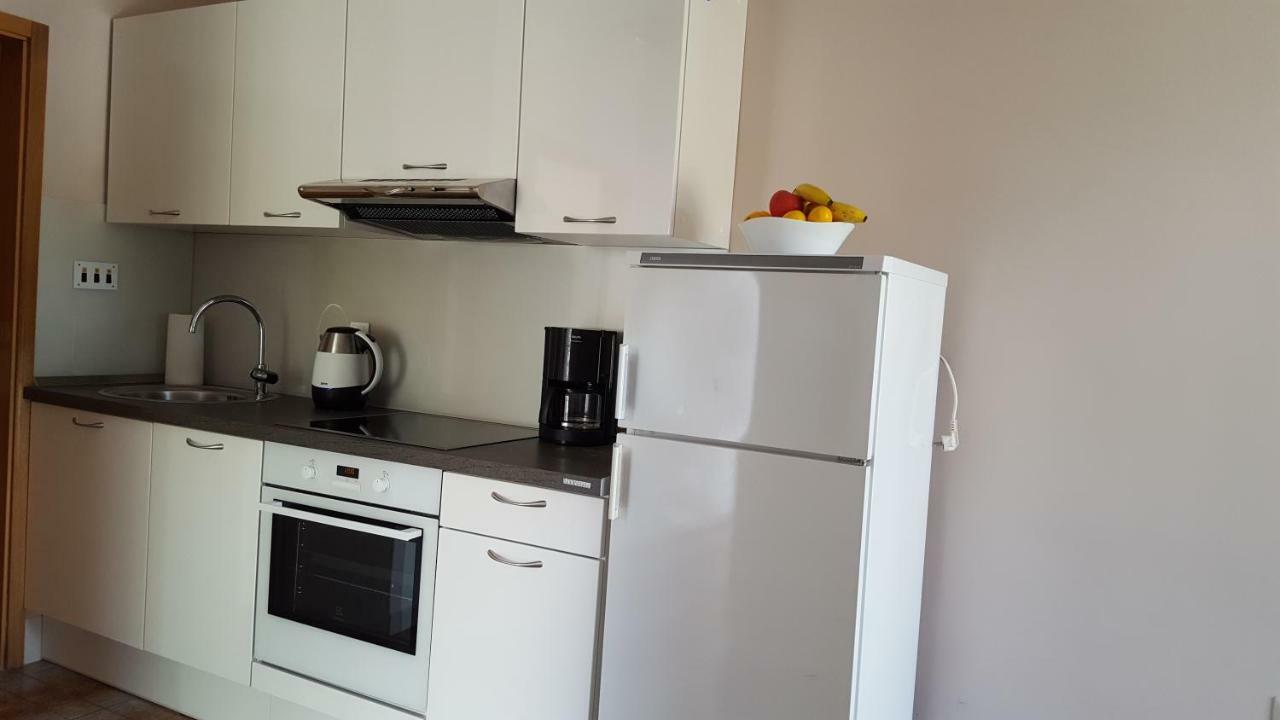 Apartmani I & J Seric Seget Vranjica Esterno foto
