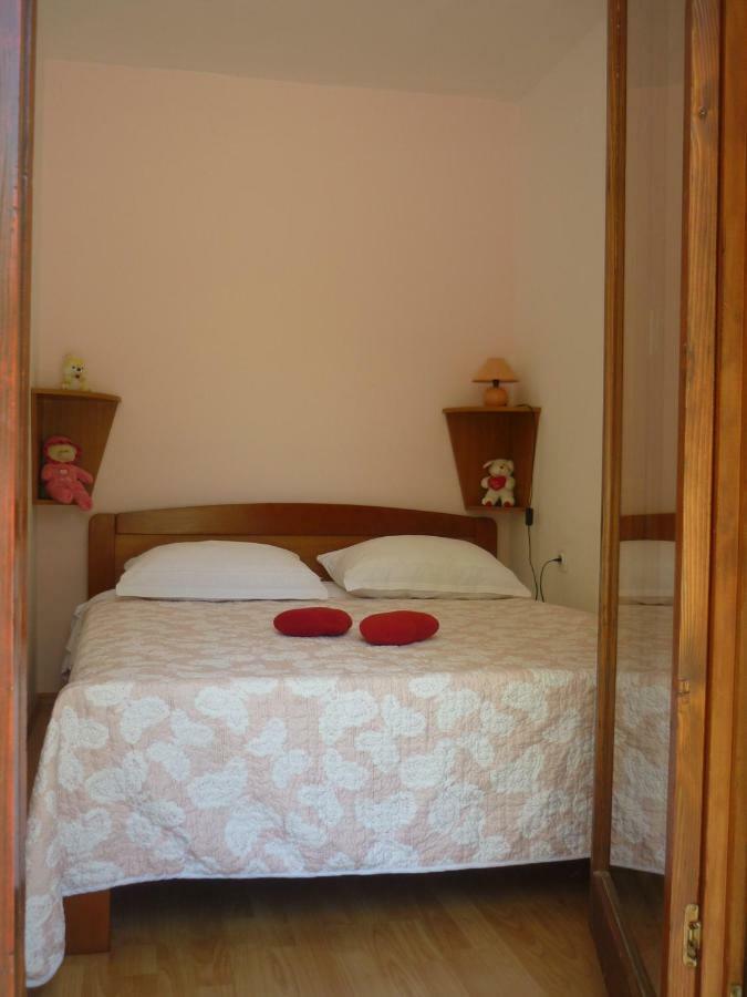 Apartmani I & J Seric Seget Vranjica Esterno foto