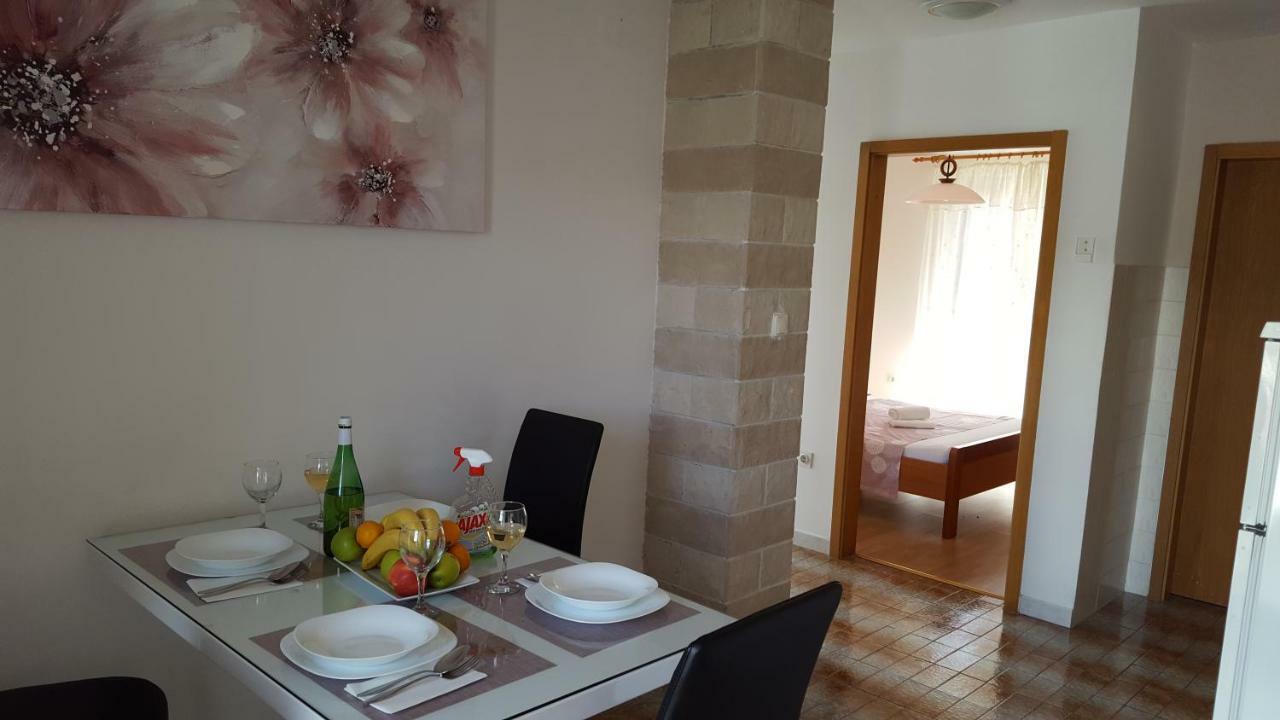 Apartmani I & J Seric Seget Vranjica Esterno foto