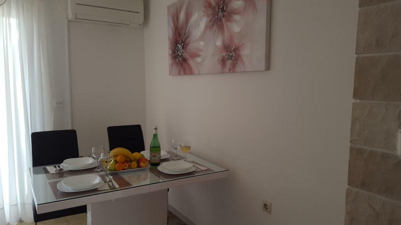 Apartmani I & J Seric Seget Vranjica Esterno foto