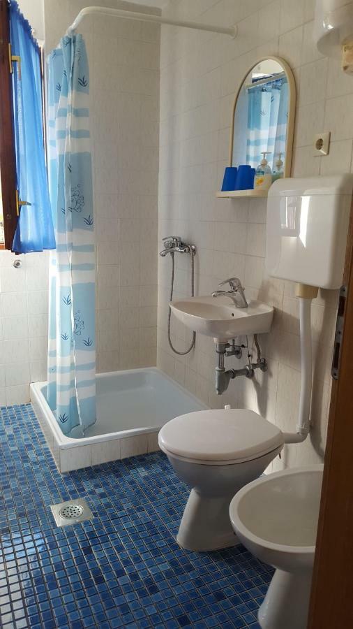 Apartmani I & J Seric Seget Vranjica Esterno foto
