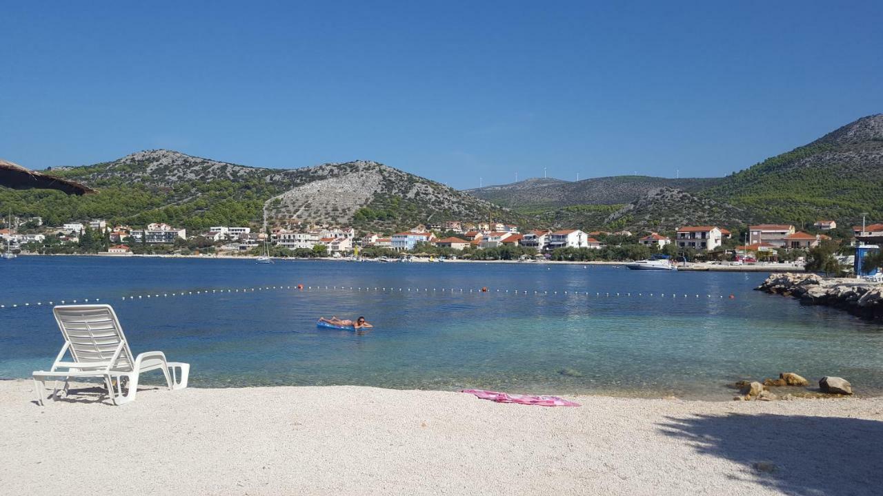 Apartmani I & J Seric Seget Vranjica Esterno foto